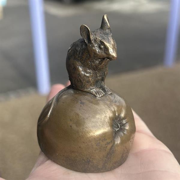 Small mouse on apple