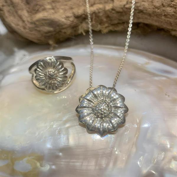 Silver Daisy necklace and ring