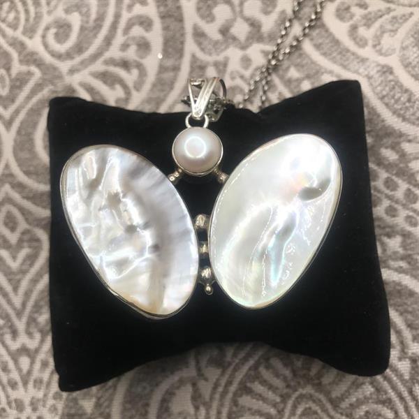 Silver and Mother of Pearl Pendant Necklace