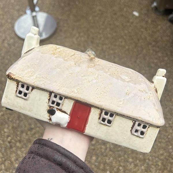 Long beige tea light house